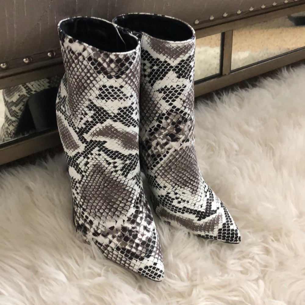 New black/white booties